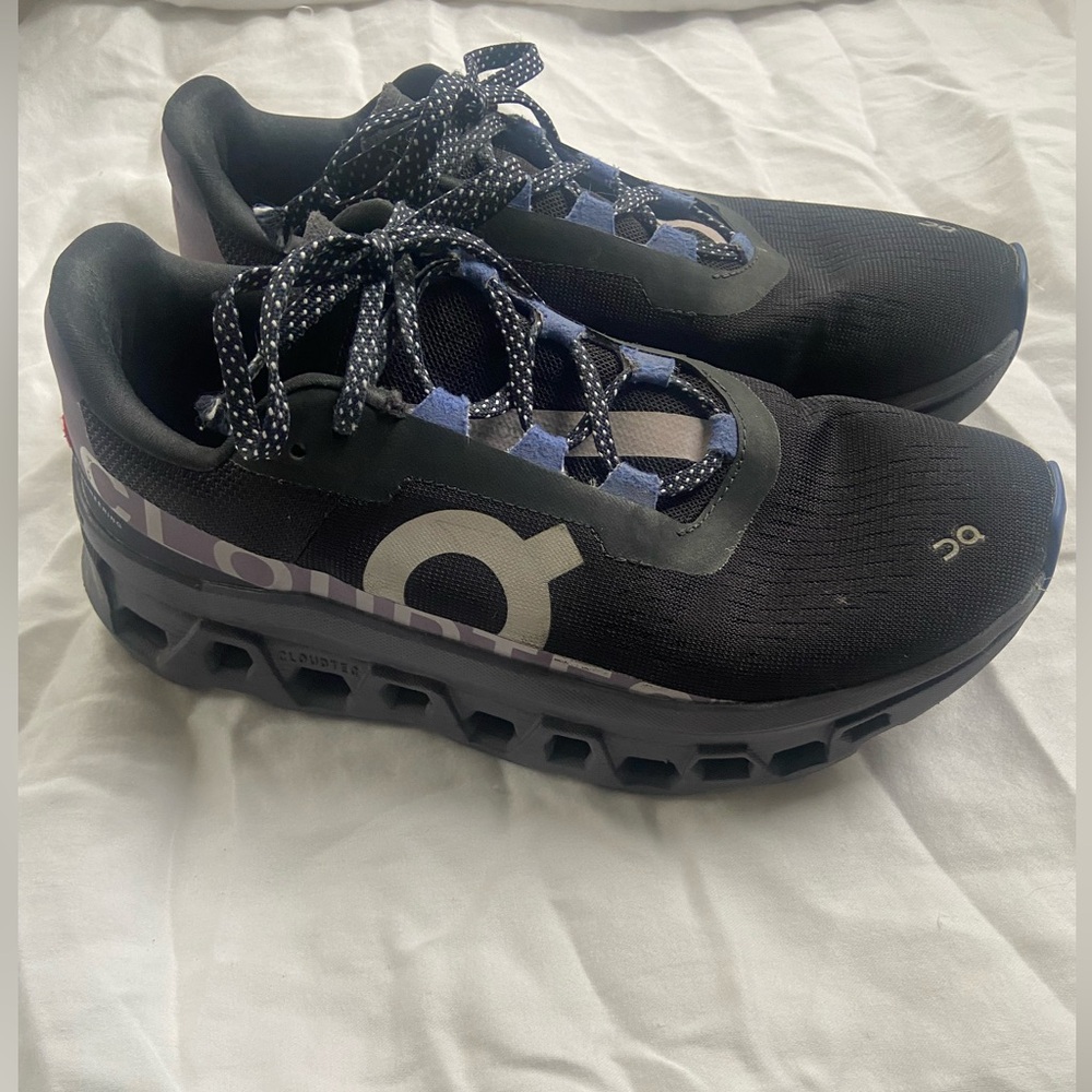 Women’s On Cloud Running shoes size 7.5